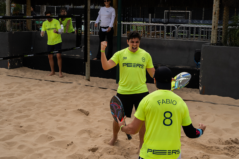 Dupla de beach tennis comemorando ponto