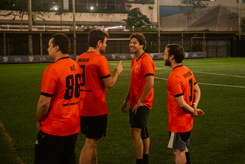 Time de futebol comemorando em campo