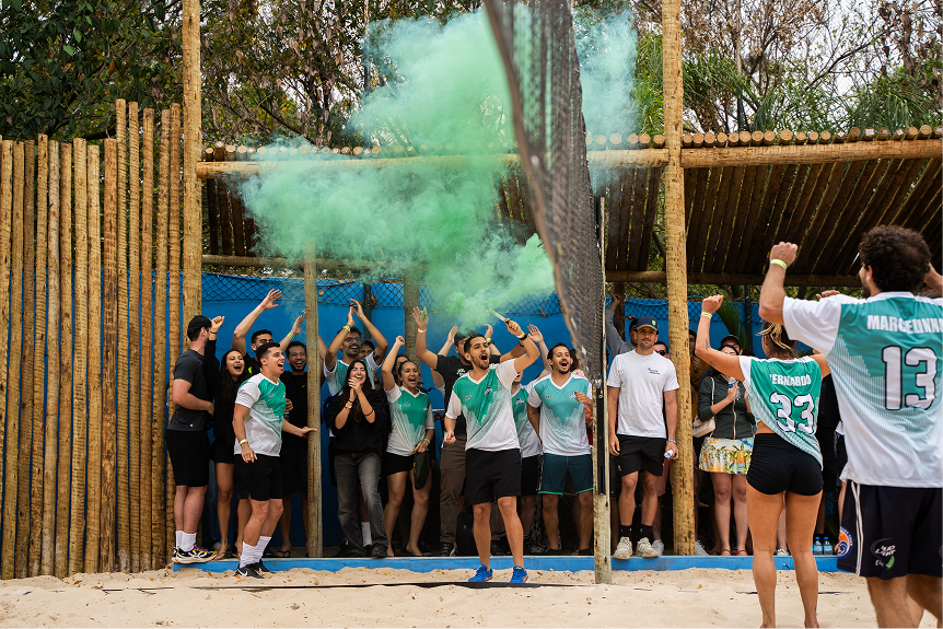 Time comemorando com sinalizadores verdes